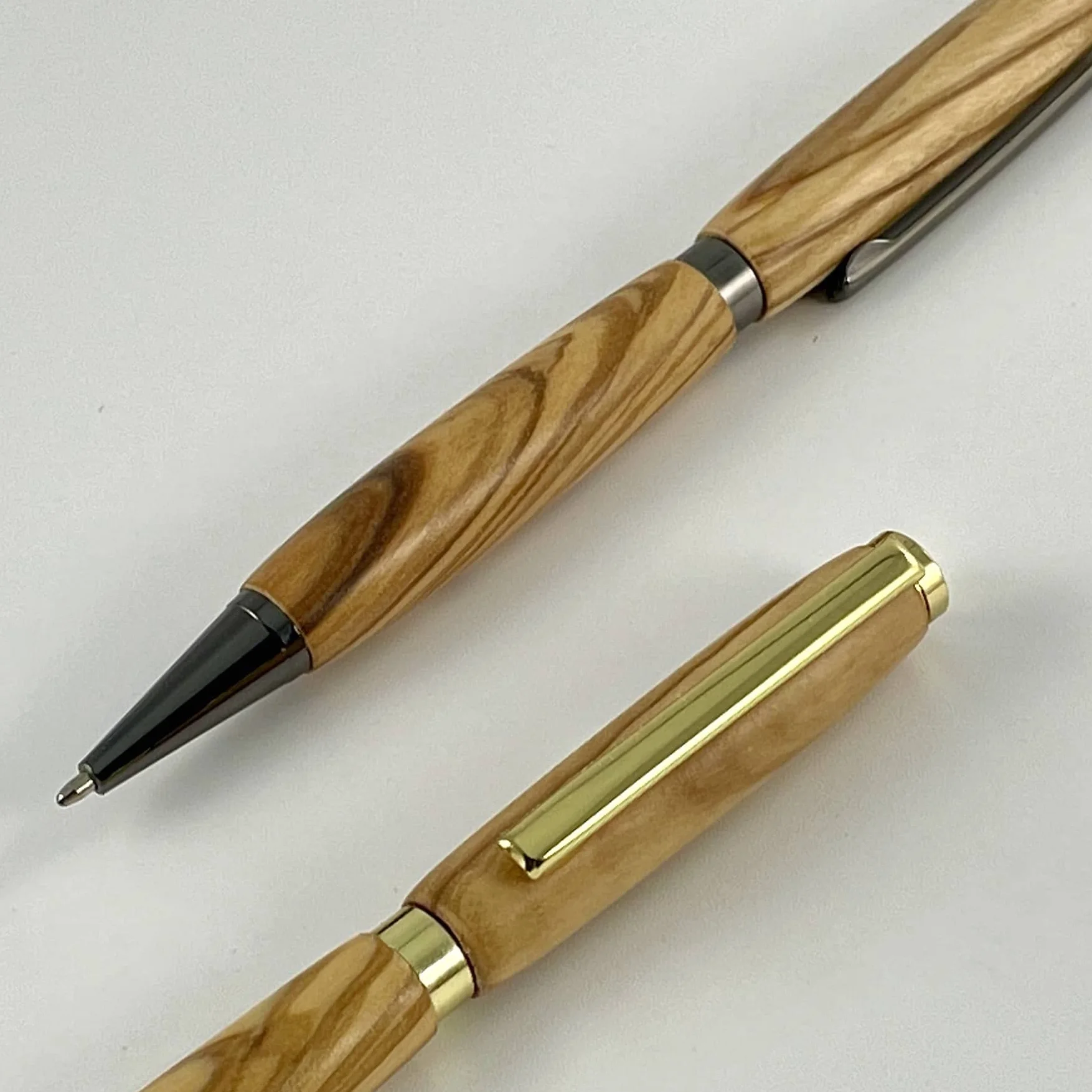 Parure 2 Stylos Bois Olivier d’Italie Fabriqué à la Main en France Cadeau Stylo Personnalisé Gravure Boite Métal