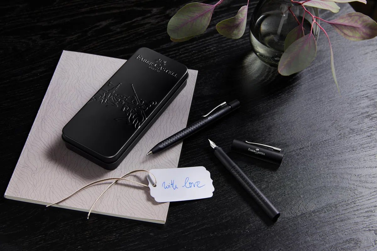 Faber-Castell 201626 - Coffret cadeau Grip Edition, All Black, avec stylo plume M et stylo à bille XB dans un étui métallique